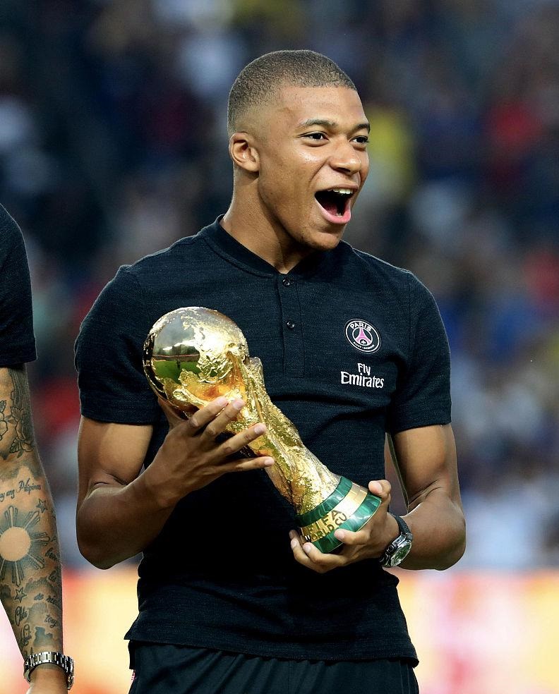 阿隆索在皇家马德里时间已经不多齐达内和阿尔韦罗亚正等着他上场