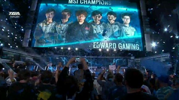 官方：桑德兰签下22岁门将罗埃夫斯，为其夏窗第8笔引援